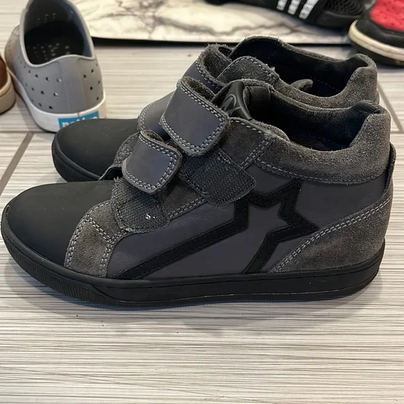 Naturino brand new high top boys shoes. Size 31. Approx size 1 - Picture 1 of 3